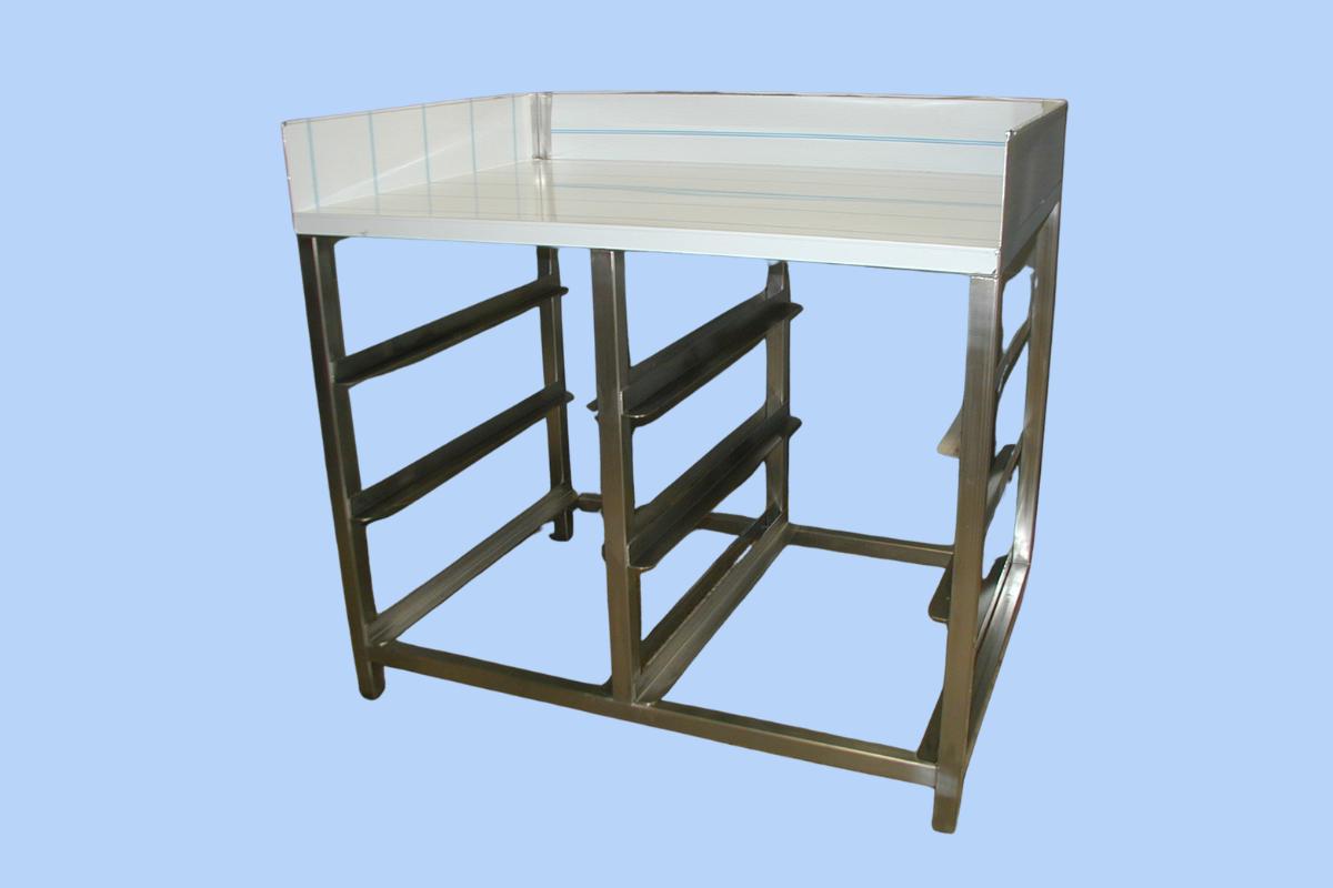 table adossée avec 3 dosserets et glissière pour bac ou grille GN