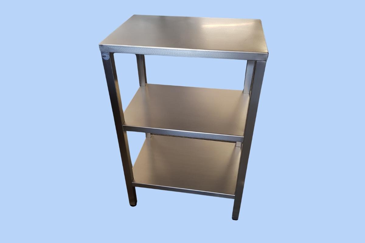 Table centrale inox professionnelle avec plusieurs étagères