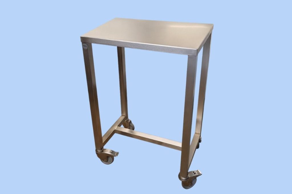 Table centrale inox sur roulettes pour usage professionnel