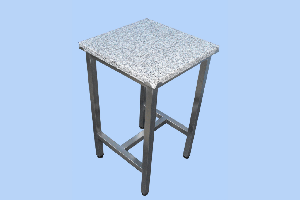 Table centrale avec plateau en granit
